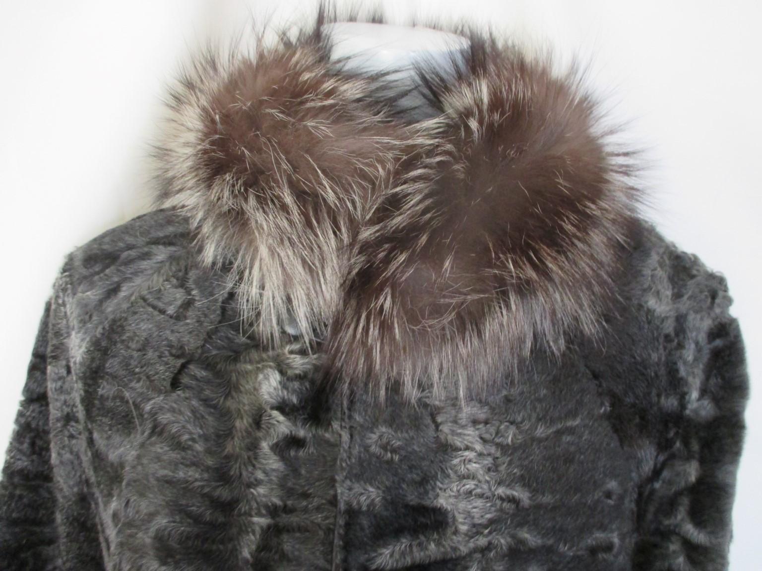 This exclusive vintage reversible coat with a leather side and a side with broadtail lamb fur.
Silver fox fur at the collar and sleeves.
It has 2 pockets and 4 leather buttons on both sides.
Broadtail fur is is the highest valued type of lamb