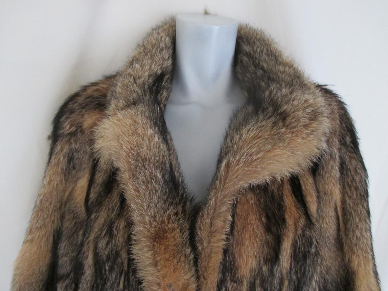 This long coat is made of coyote fur with 2 pockets, no closing hooks, there where former hooks.
The sleeves are wide and the quality of this fur is thick.
Its in very good vintage condition 
These coats are rare to find!
Can be worn by men and