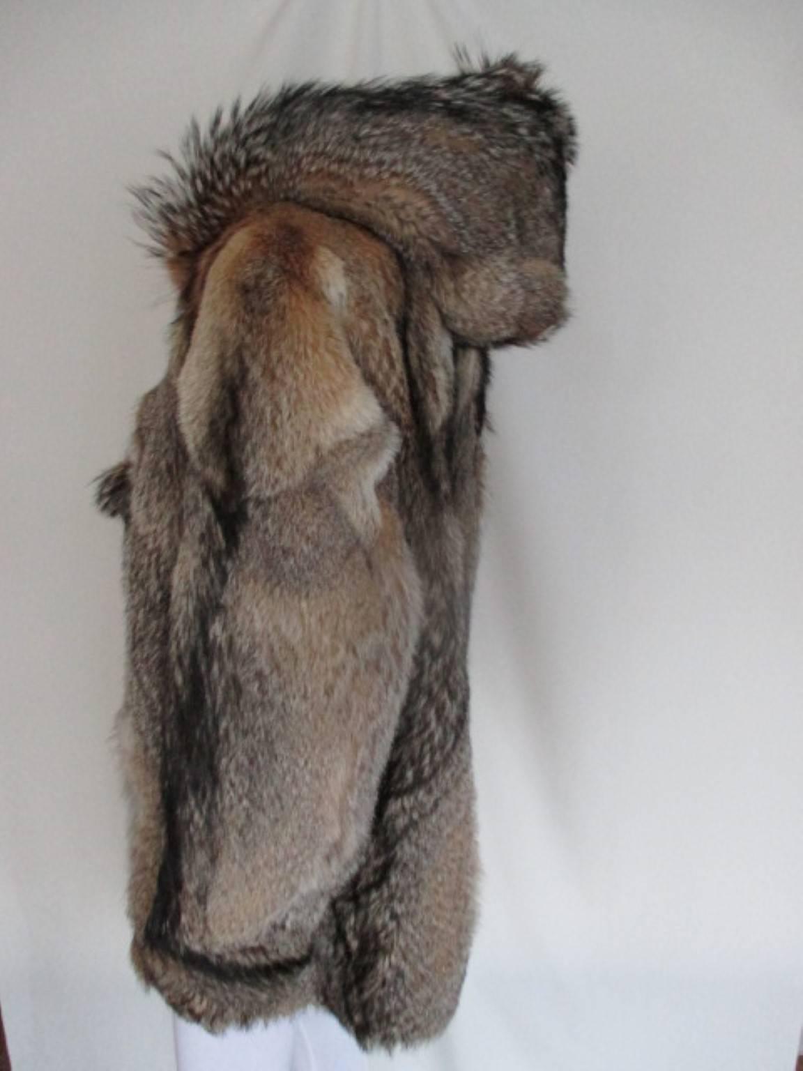 Very rare vintage wolf fur jacket with hood.
The coat has 2 pockets , 4 closing hooks and 2 cords with fur.
Its from atelier Peters pelze, Germany.

Size is about medium, EU 40/42- US 10
