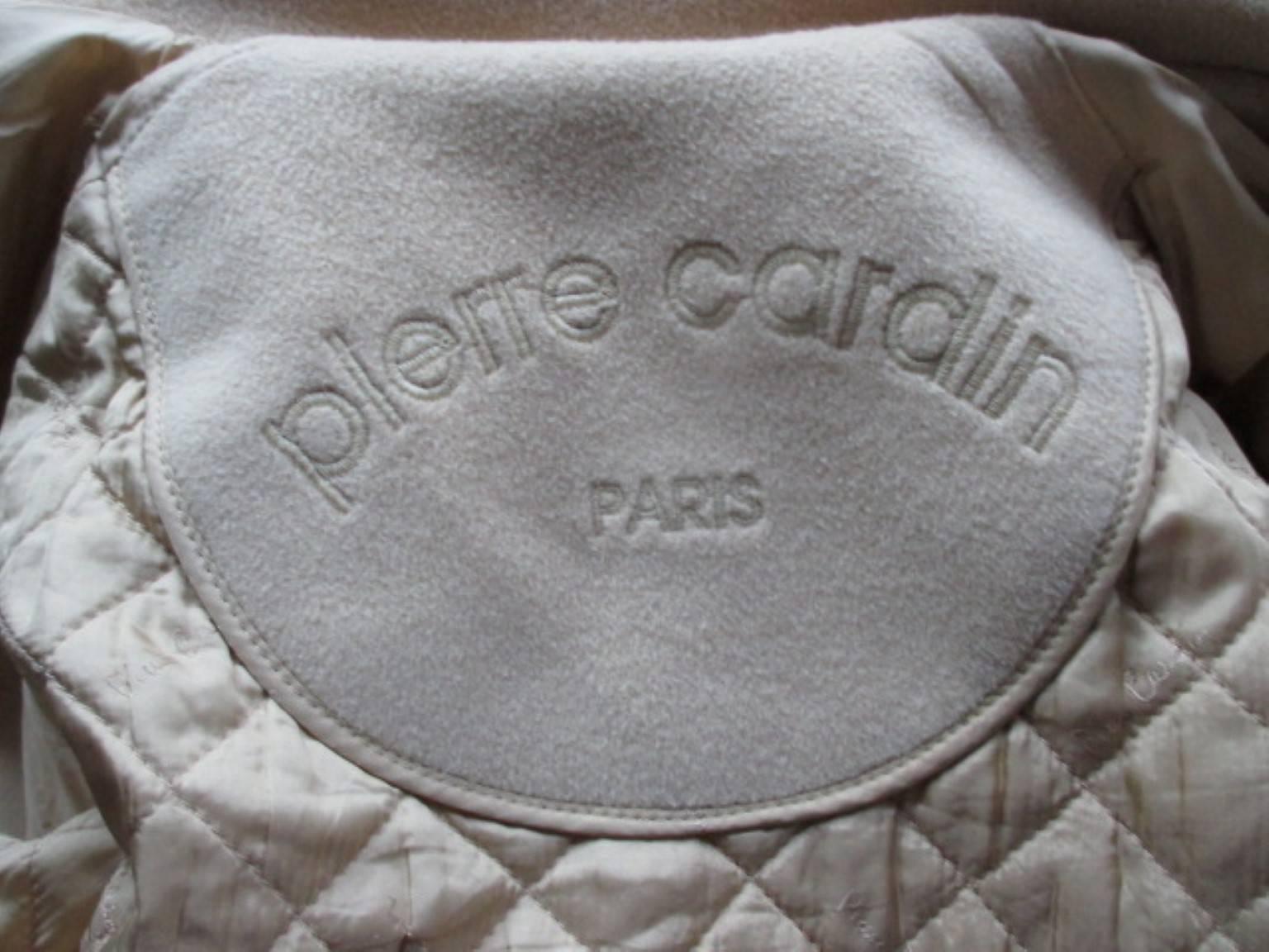 Vintage stylish Pierre Cardin creme color wool/angora coat with 2 pockets.
Size fits like medium, EU 40
Please note that vintage items are not new and therefore might have minor imperfections. 