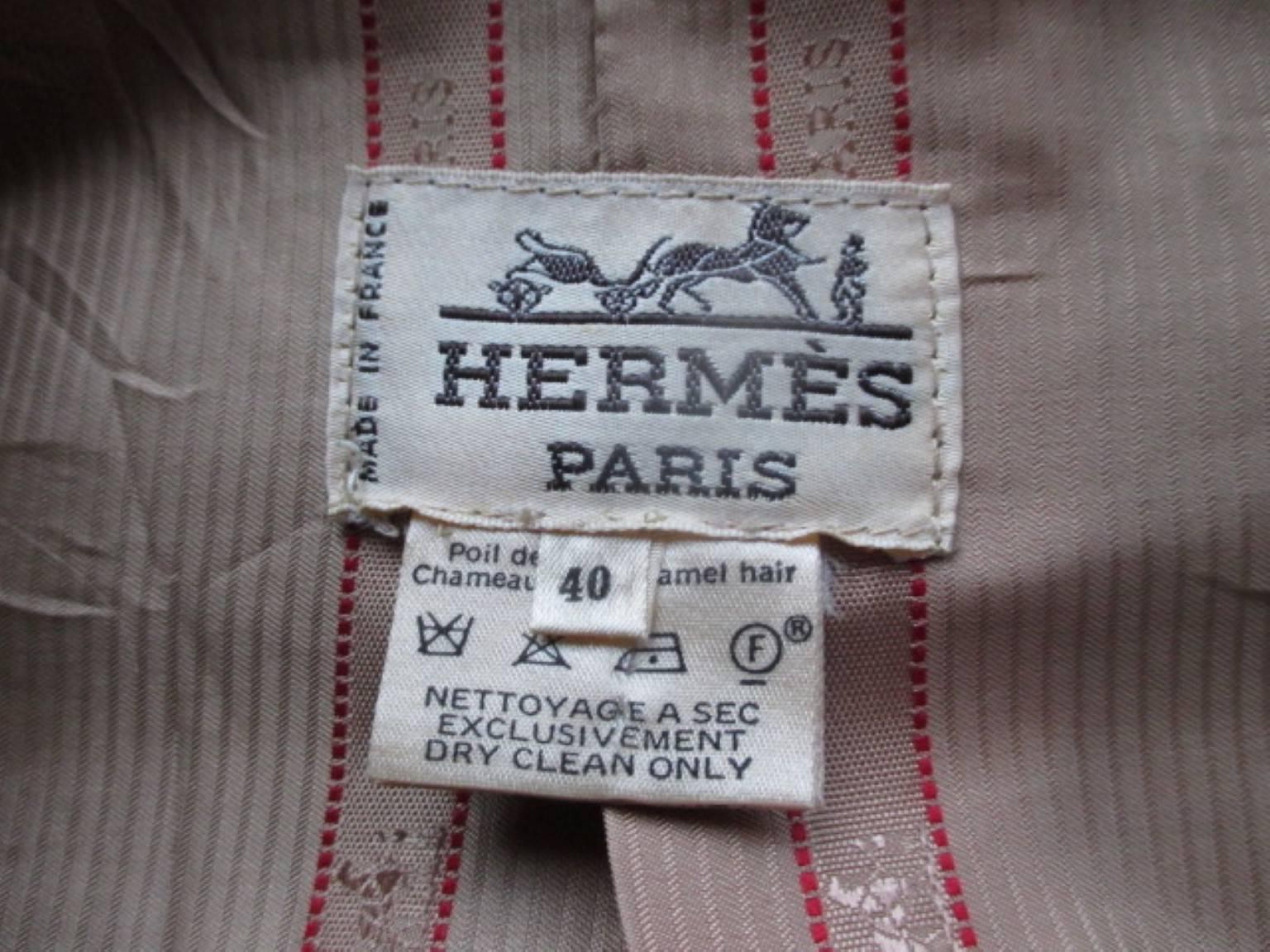 This Vintage Hermes blazer is made from camel hair with leather details.
The pockets, the front and the underside of the collar is made of deer skin.
Its close with a zipper and has 2 pockets.
The back has 2 vents.
Pre-owned condition with some