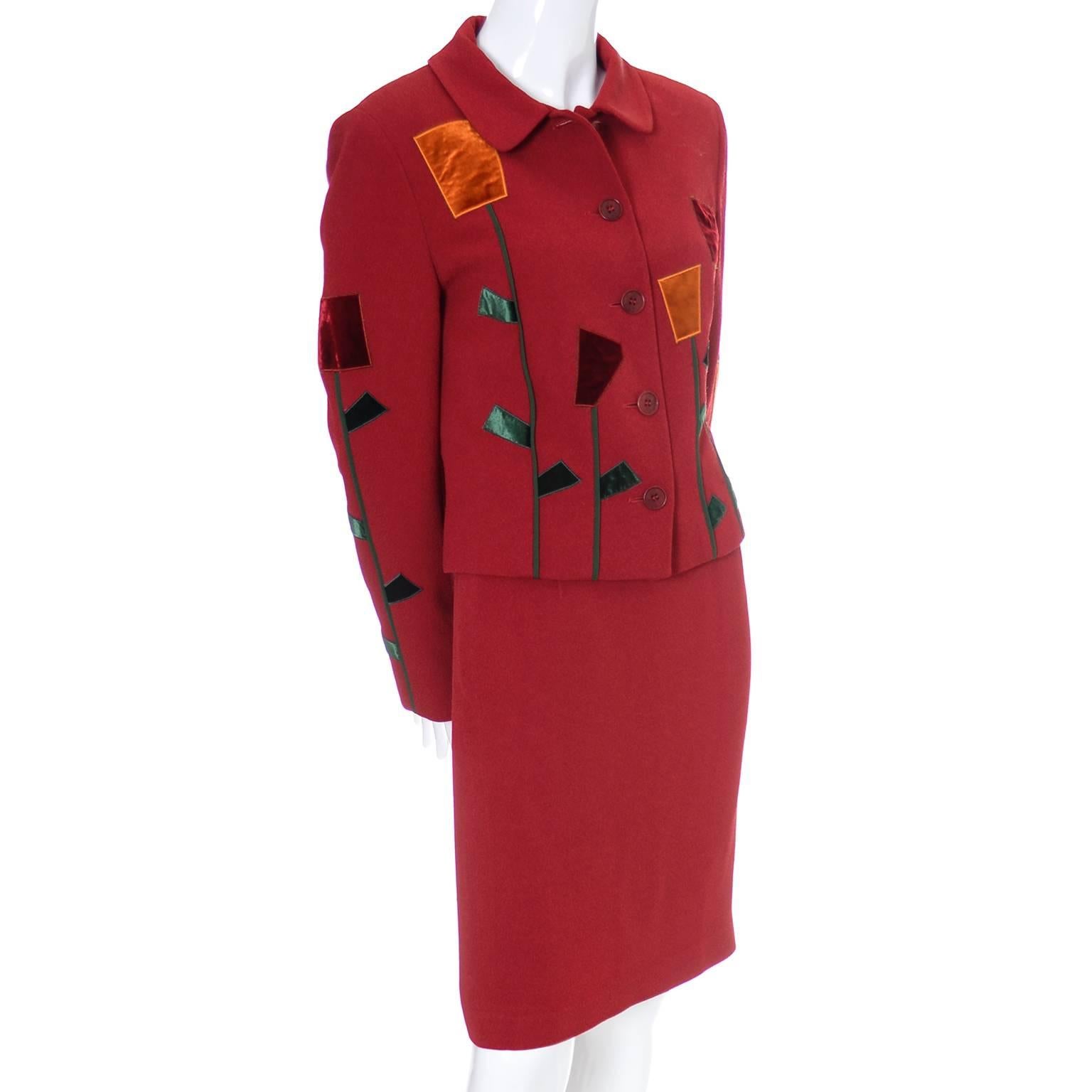 Dies ist eine schöne, wie neu, 2 Stück Vintage-Anzug von Moschino mit fabelhaften Samt Quadrat Blumen auf der Vorderseite und der Rückseite der Jacke. Der Anzug trägt das Cheap and Chic by Moschino Made in Italy Label und das Aeffe spa content Label