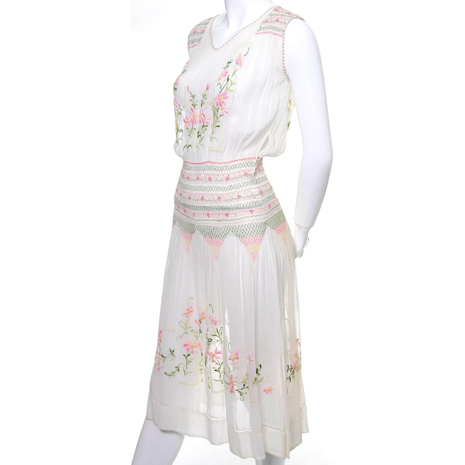 1920s Vintage Dress Ivory Cotton Voile Embroidered Flowers Bohemian Peasant In Excellent Condition In Portland, OR