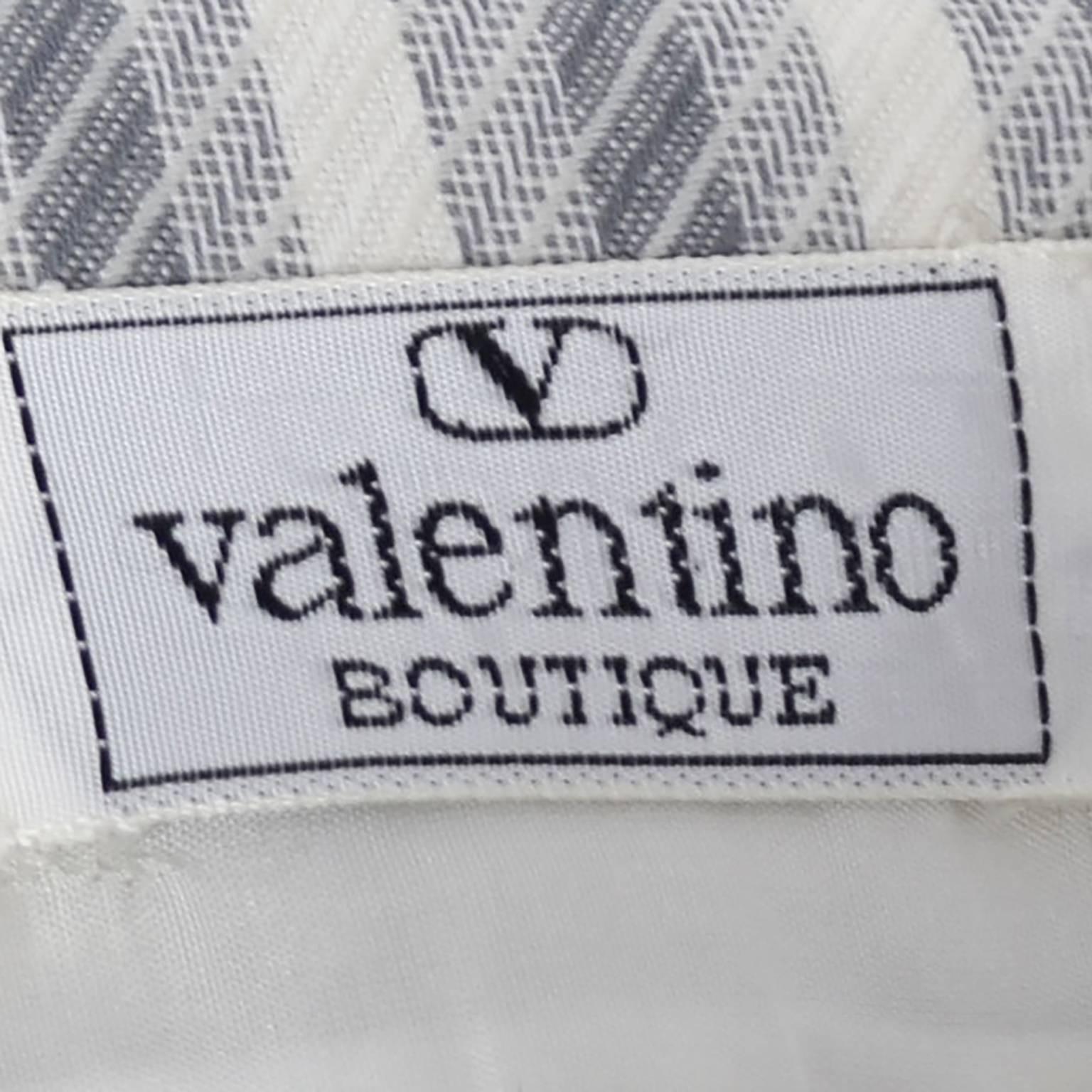Ensemble aus Kleid und Jacke von Valentino mit Gürtel in  Graue abstrakte Streifen  im Angebot 10