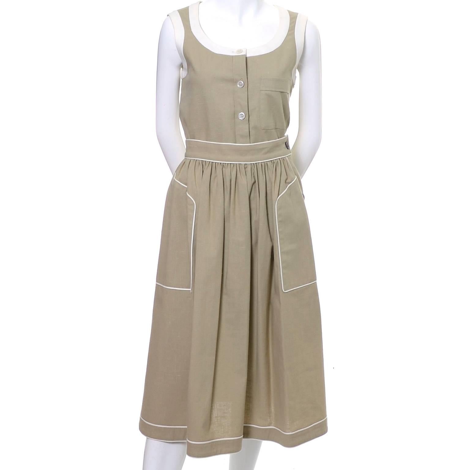 Este vestido vintage Valentino de dos piezas de lino está como nuevo y se fabricó en Francia en los años 70. Procede de uno de nuestros patrimonios favoritos de todos los tiempos y la propietaria original cuidó muy bien de su colección. El conjunto