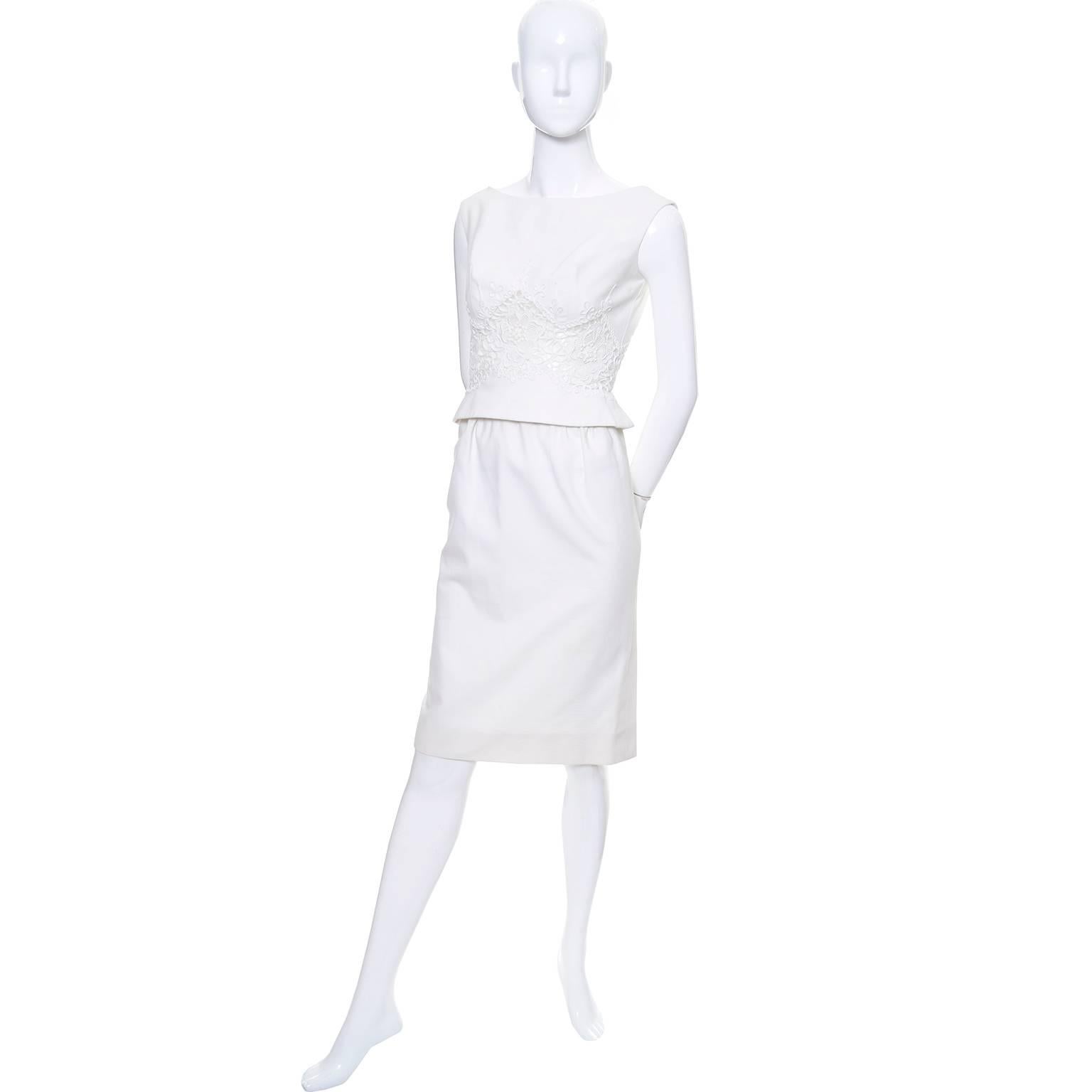 Dies ist ein hervorragendes 2-teiliges Vintage-Kleid aus weißem Baumwollpiqué mit ärmellosem Schößchen-Oberteil und schmalem, geradem Rock.  Diese Carlye Vintage 1960er Jahre Outfit hat einen hübschen Rücken Bogen und unglaubliche peek a boo