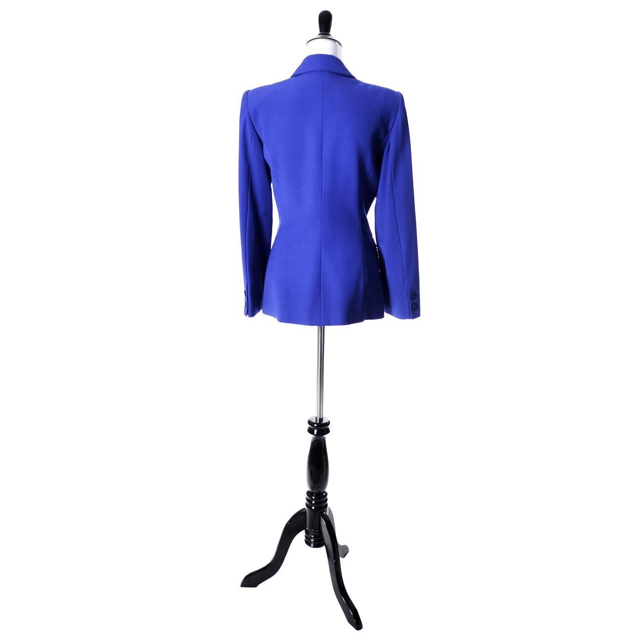 Dieser wunderschöne State of Claude Montana Vintage-Blazer ist in einem neuwertigen Zustand und ist eine italienische Größe 42, US Größe 8 gekennzeichnet.  Der Blazer wird mit einem einzigen Knopf geschlossen und ist vollständig gefüttert.  Diese