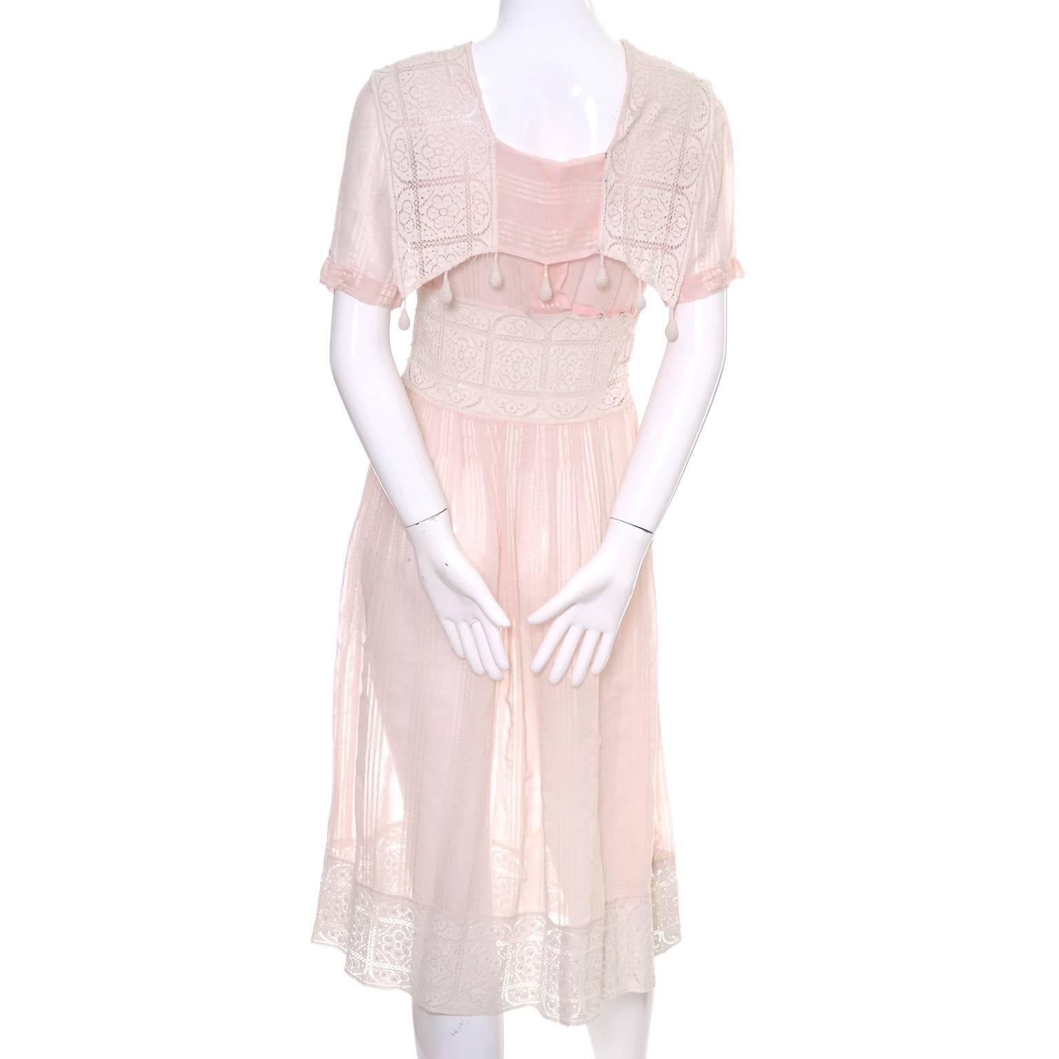 Beige Robe vintage en voile de coton crochetée, dentelle et rayures rose ton sur ton, années 1930  en vente