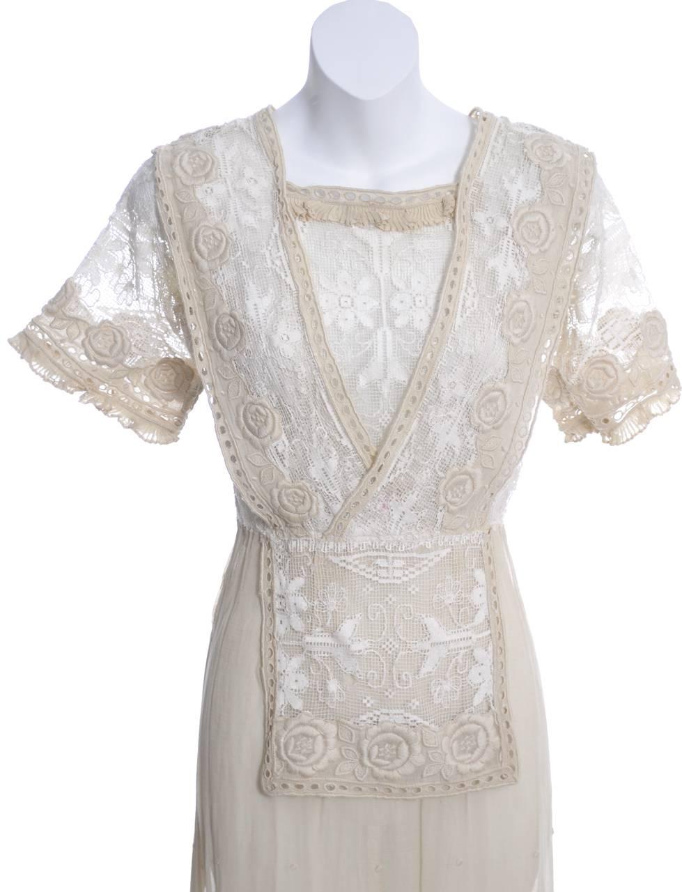 Edwardian Spitze bestickt Fine Vintage Kleid oder Hochzeitskleid (Beige) im Angebot
