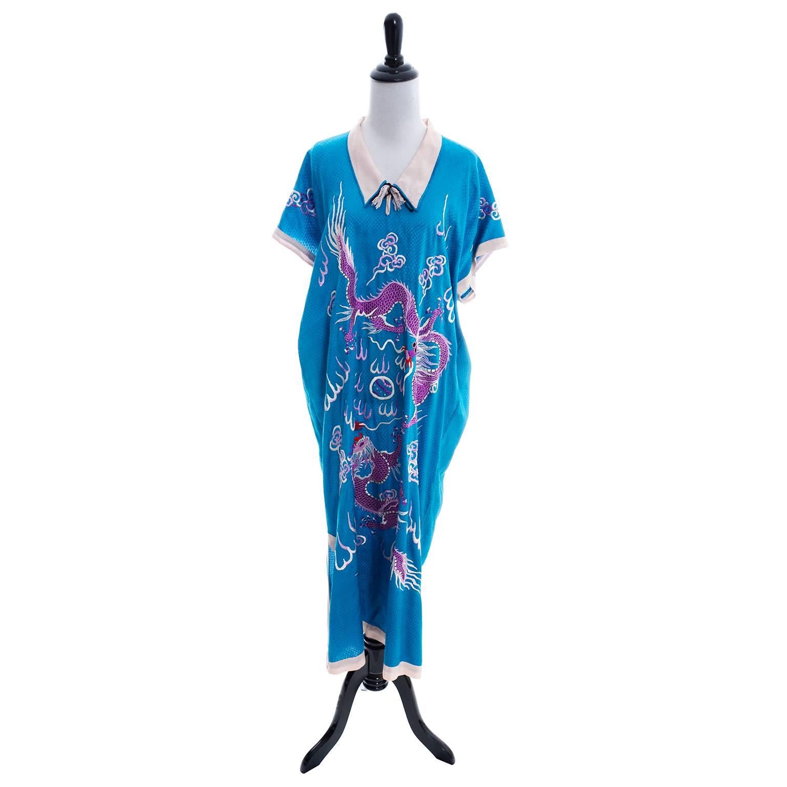 Chinesischer Kaftan mit lila Drachenstickerei aus feiner Seide in Kaftan in Blau, Unikat Damen im Angebot