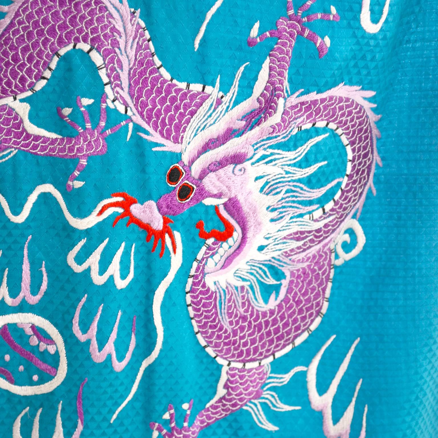 Caftan chinois vintage en soie fine brodée de dragons violets, taille unique Pour femmes en vente