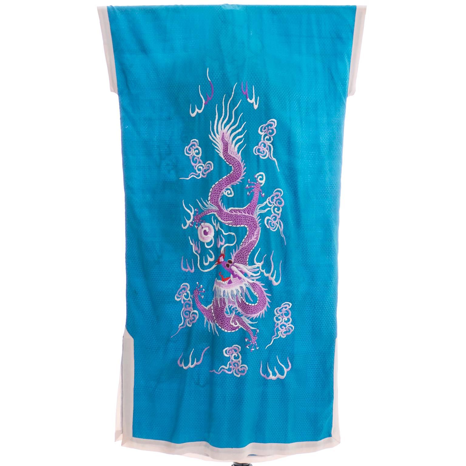 Dieser Vintage-Kaftan aus feinster Seide stammt aus einem Nachlass chinesischer und japanischer Textilien und Kleidungsstücke aus den 1800er bis 1970er Jahren.  Dieser wunderschöne hellblaue Seidenkaftan hat 12