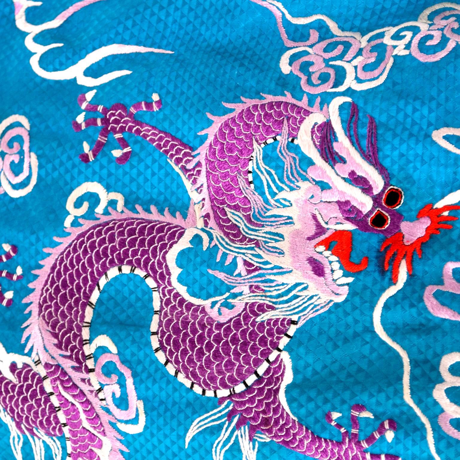 Chinesischer Kaftan mit lila Drachenstickerei aus feiner Seide in Kaftan in Blau, Unikat im Angebot 2