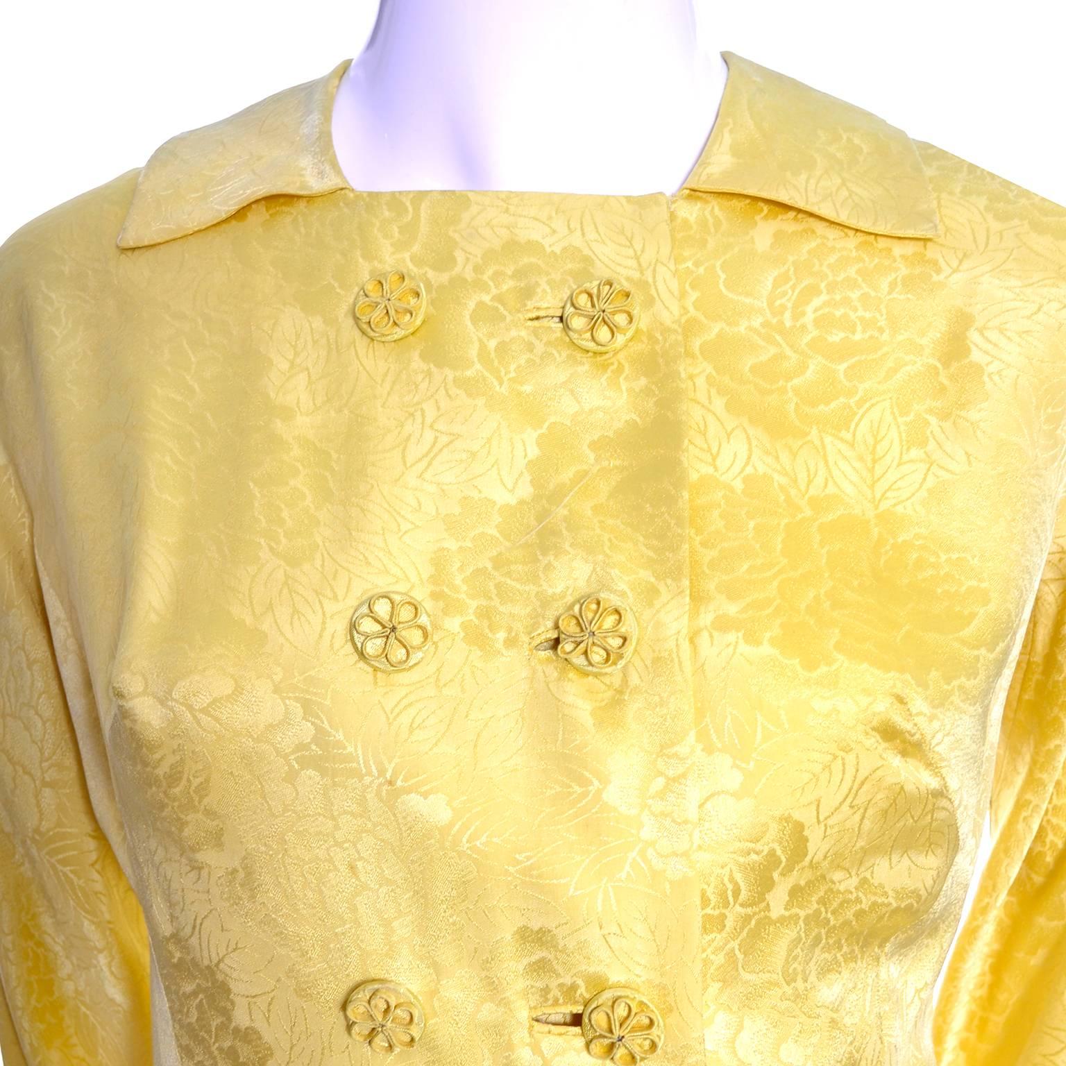 1960er Jahre Dynastie Vintage Hostes Kleid Robe in Gelb Seide Jacquard Floral Hong Kong im Angebot 1