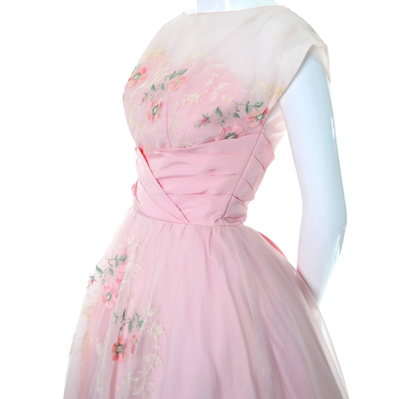 Pink 1950s Vintage Dress Fairytale Dreamy Floral Embroidery Full Skirt 4/6 In Excellent Condition In Portland, OR