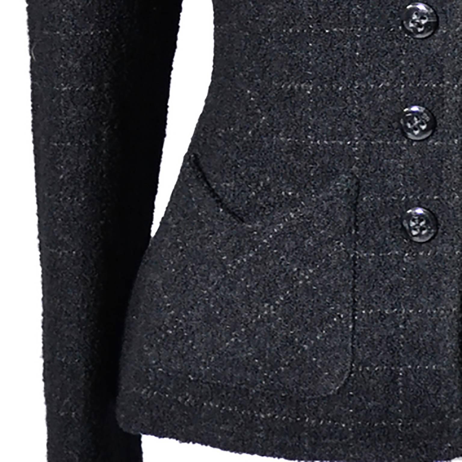 Dieser schöne schwarz karierte Sonia Rykiel Designer-Blazer aus Wolle, Baumwolle und Polyamid ist aus den 1980er Jahren. Die Jacke ist vollständig gefüttert und hat schöne, detaillierte Vordertaschen. Dieser gut sitzende Blazer wird vorne zugeknöpft