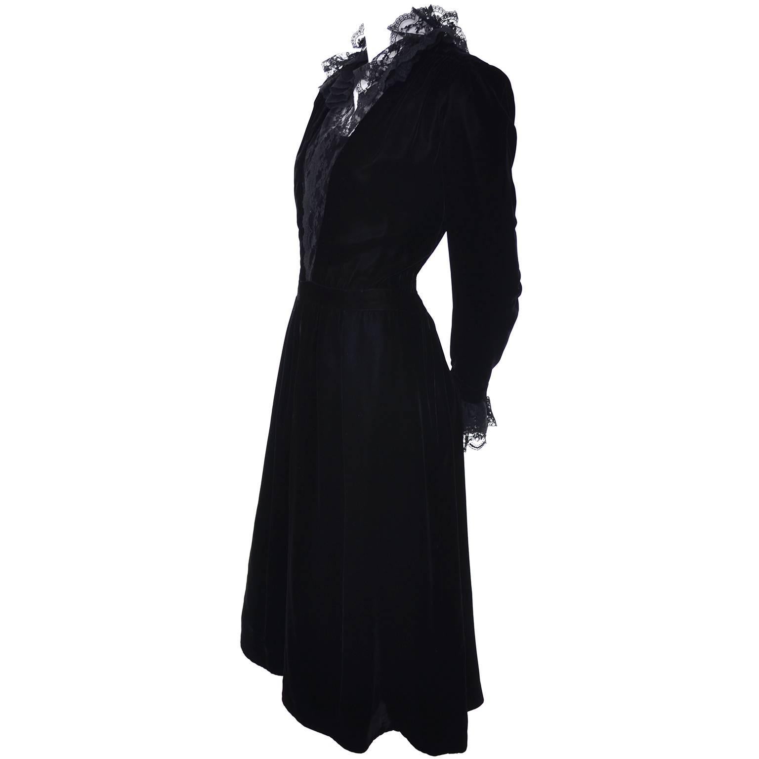 Albert Nipon Vintage Velvet noir Robe en dentelle 1970 Victorian Renaissance Ruffles Pour femmes en vente