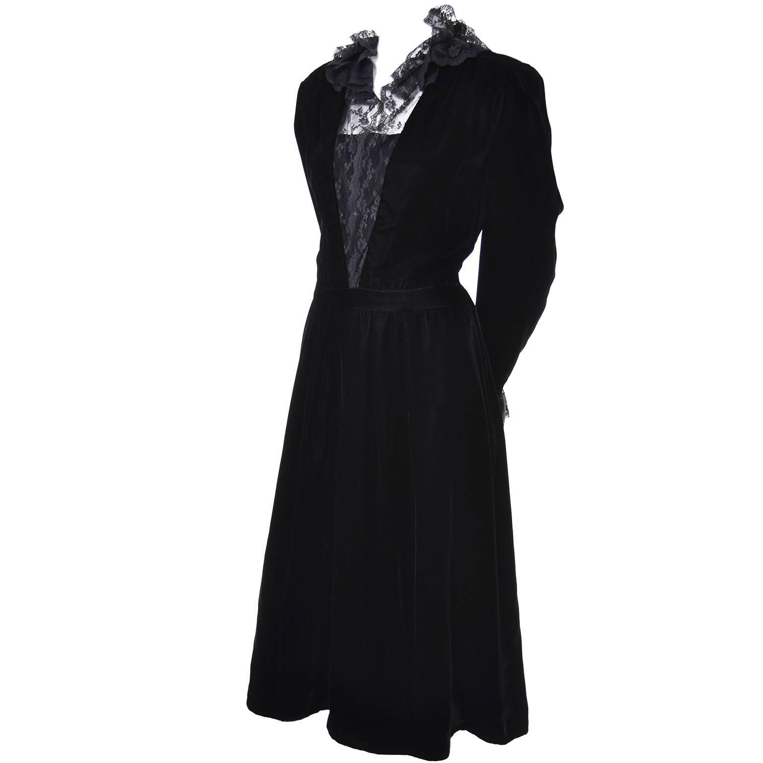 Albert Nipon Vintage Velvet noir Robe en dentelle 1970 Victorian Renaissance Ruffles Excellent état - En vente à Portland, OR