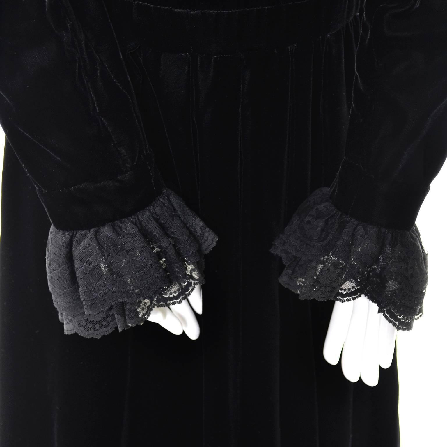 Albert Nipon Vintage Black Velvet Lace Dress 1970s Victorian Renaissance Ruffles In Excellent Condition For Sale In Portland, OR