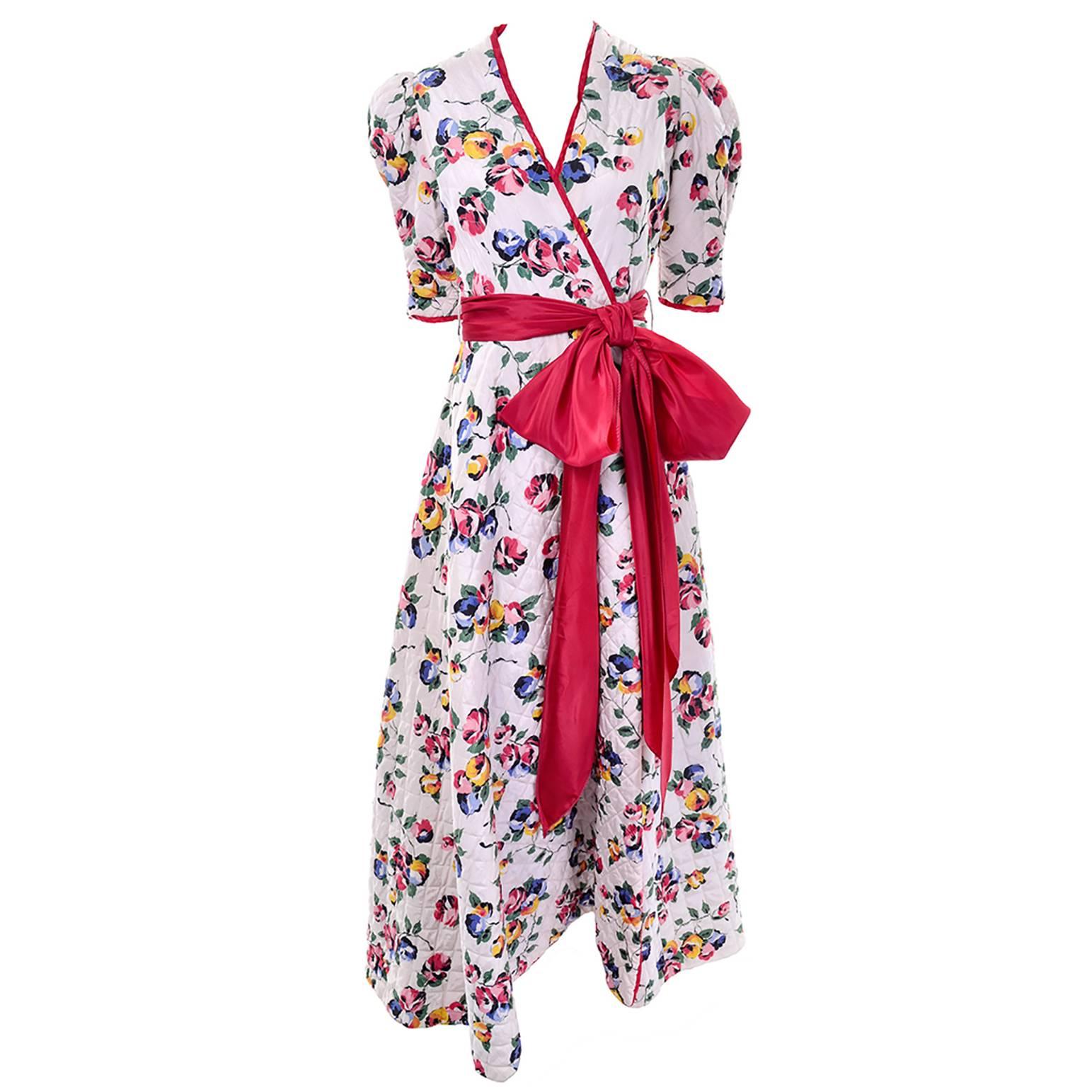 Robe d'hôtesse matelassée vintage des années 1940 à fleurs blanches, rouges et jaunes taille 6 en vente