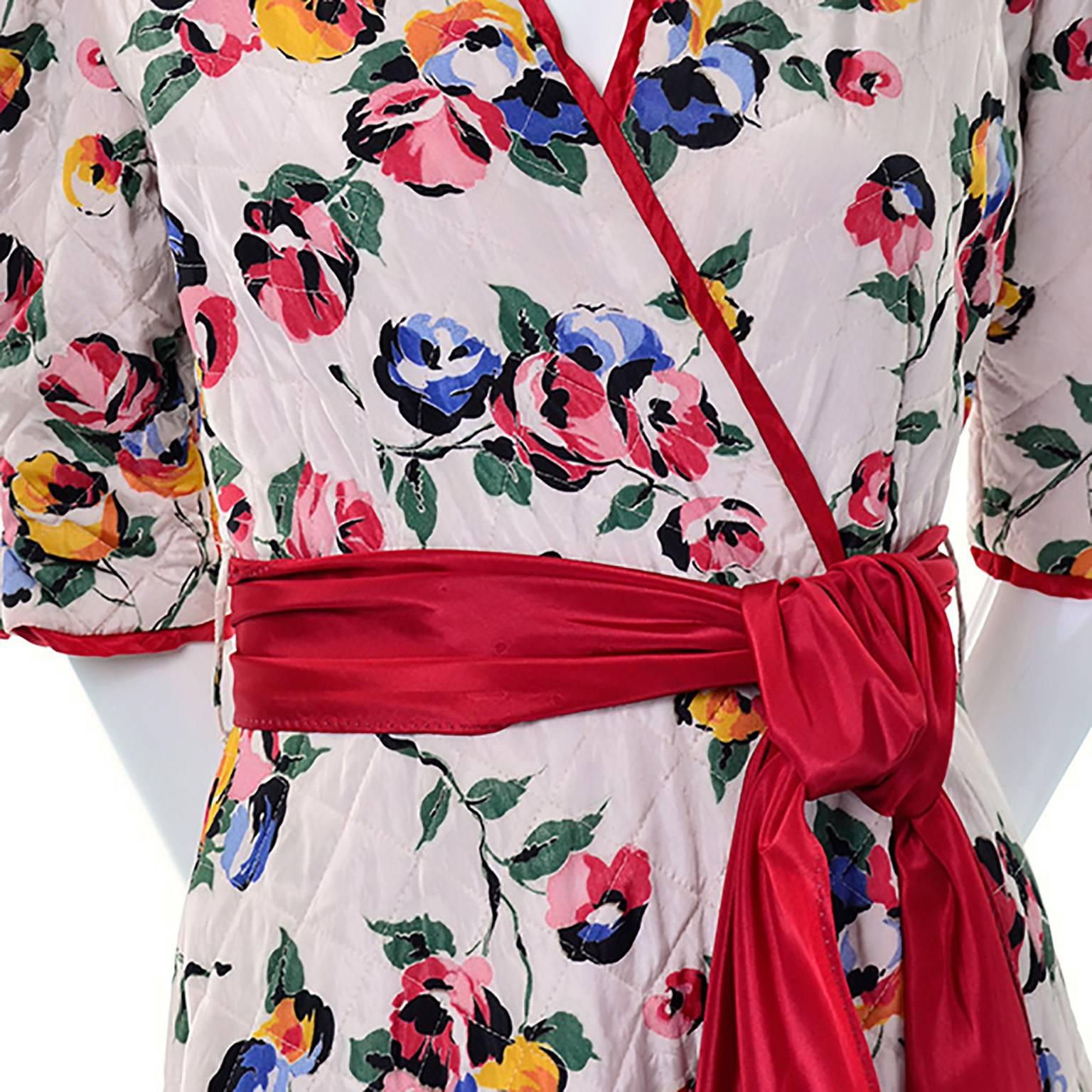 Robe d'hôtesse matelassée vintage des années 1940 à fleurs blanches, rouges et jaunes taille 6 Excellent état - En vente à Portland, OR