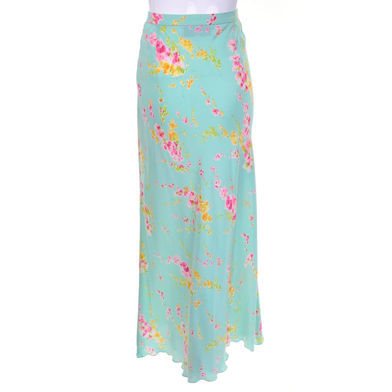 This Emanuel Ungaro parallele pretty blue pastel silk vintage skirt has beautiful pink and yellow flowers and it is perfect to wear all Spring or Summer. The skirt is lined with a fine layer of organza and closes with a side zipper. Ungaro made such