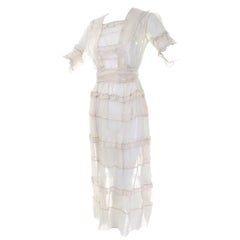 Elfenbeinfarbenes edwardianisches Vintage-Kleid in durchsichtigem Organdy mit Rüschen und Schärpe Größe 4/6