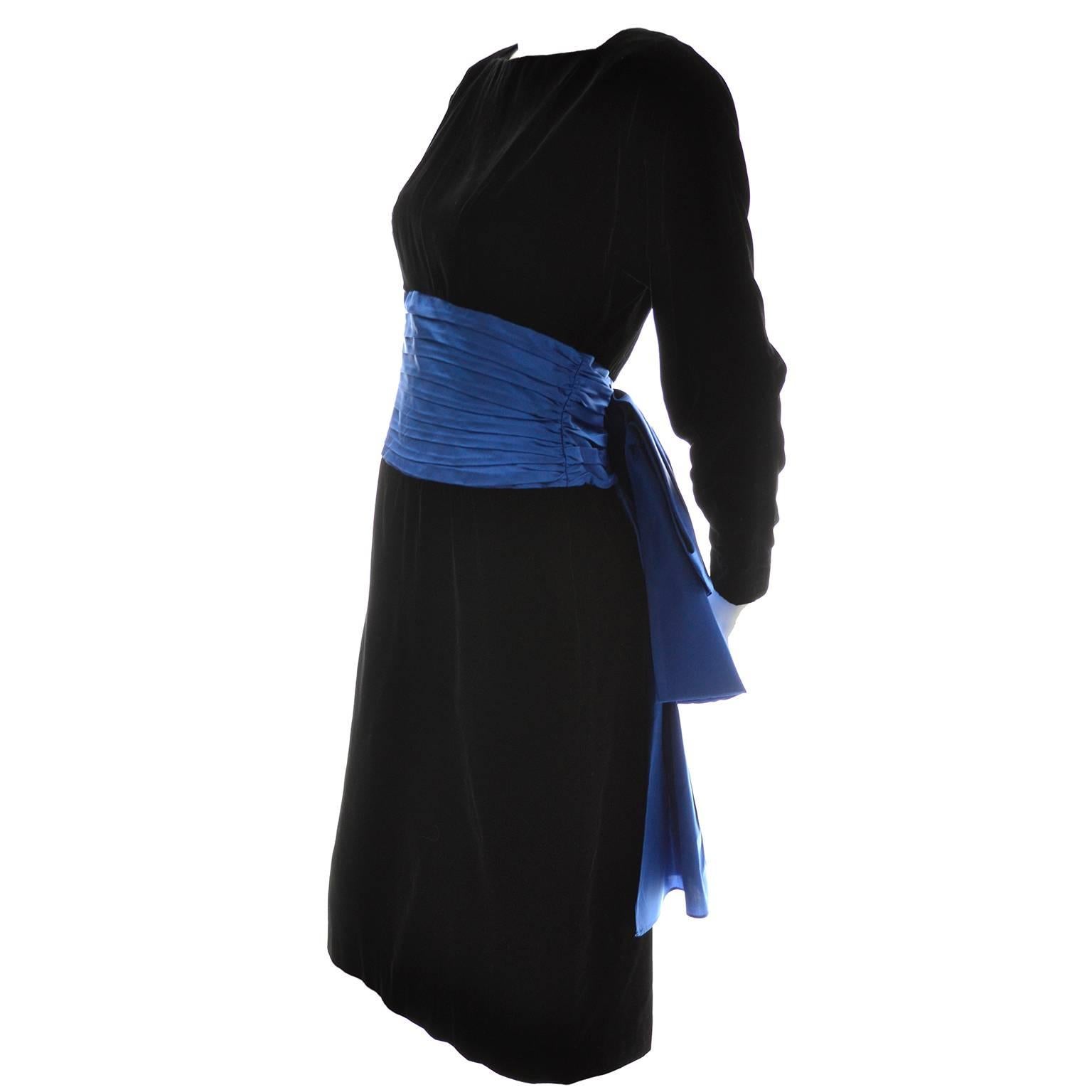 Robe vintage AJ Bari en velours de soie noir avec dos ouvert et ceinture et nœud bleu (années 1980) Excellent état - En vente à Portland, OR