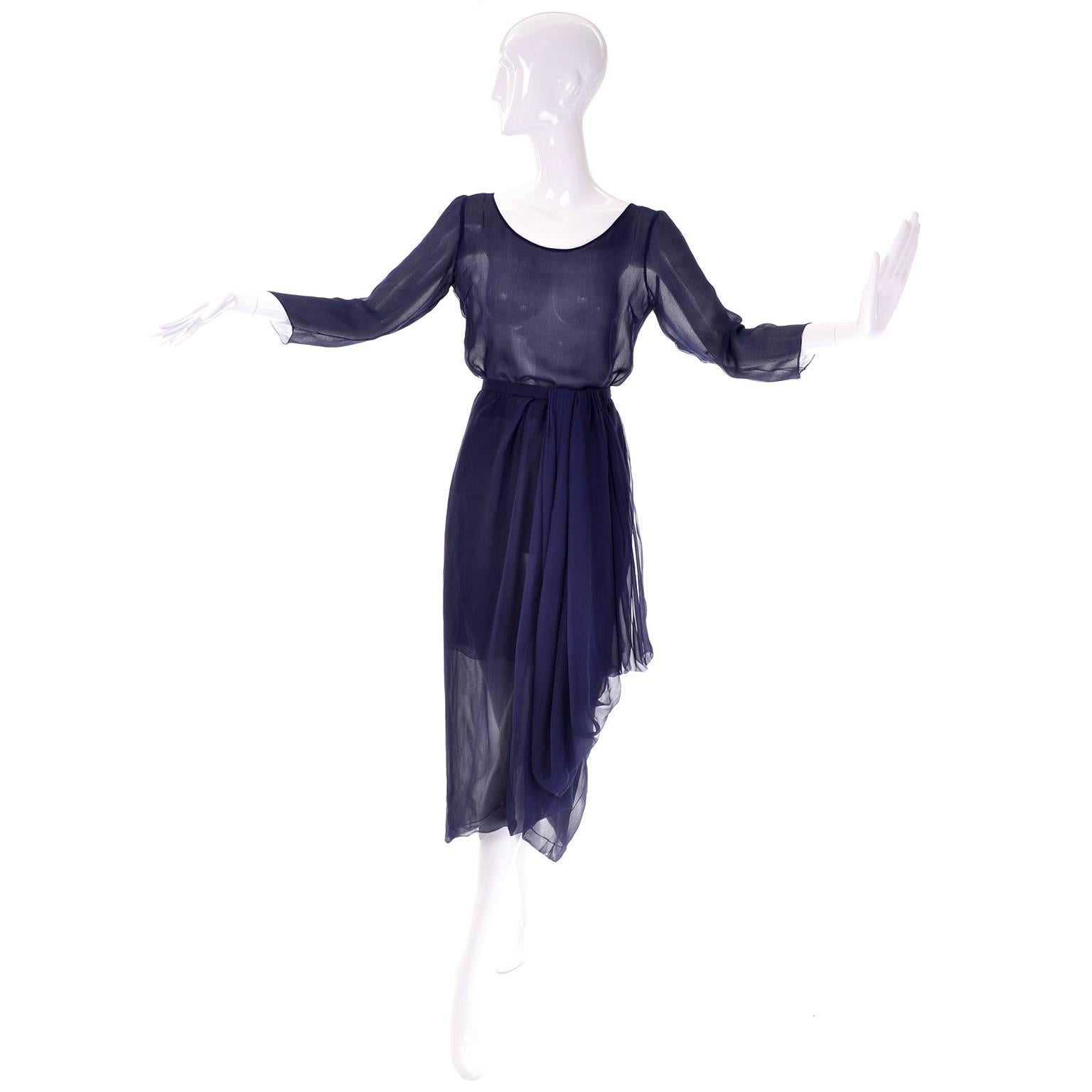 Voici une exquise robe de soirée haute couture vintage 2 pièces en mousseline de soie 100% bleu marine de Christian Dior Paris. Cet ensemble incroyable comprend un chemisier de style tunique et une magnifique jupe asymétrique drapée. Portée
