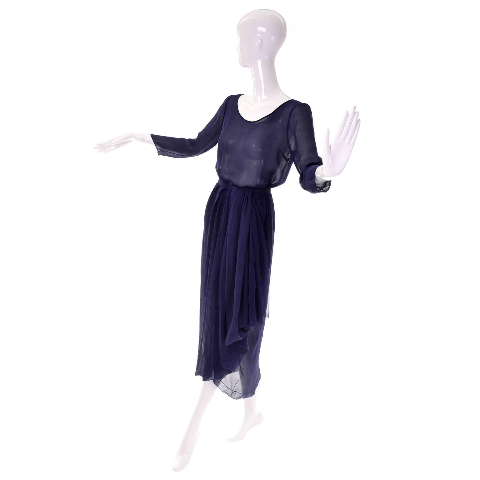Noir Robe haute couture vintage Christian Dior numérotée en mousseline de soie bleu marine XS en vente