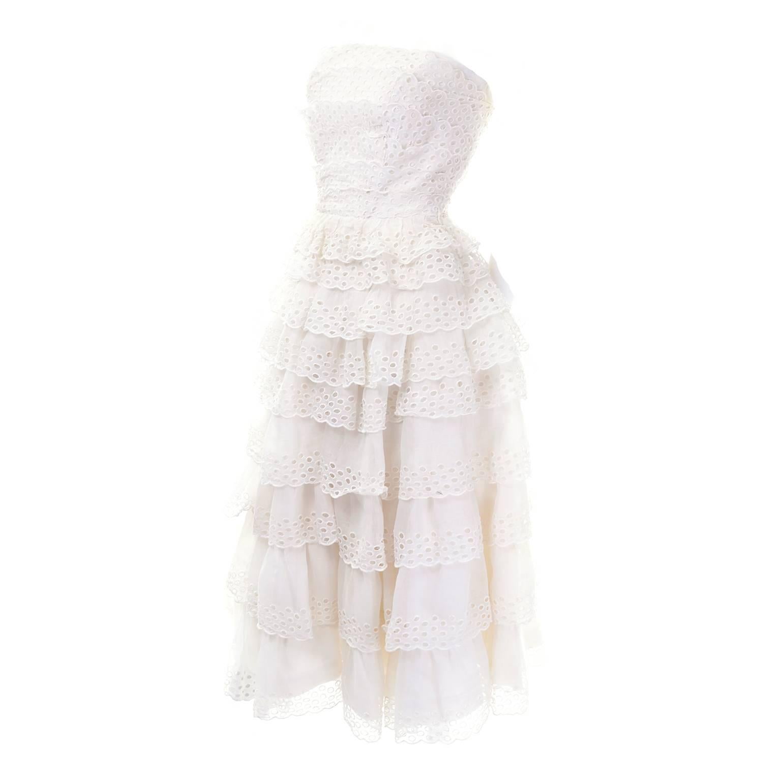 Weißes gerafftes trägerloses Vintage-Kleid von Suzy Perette mit Ösen 2/4