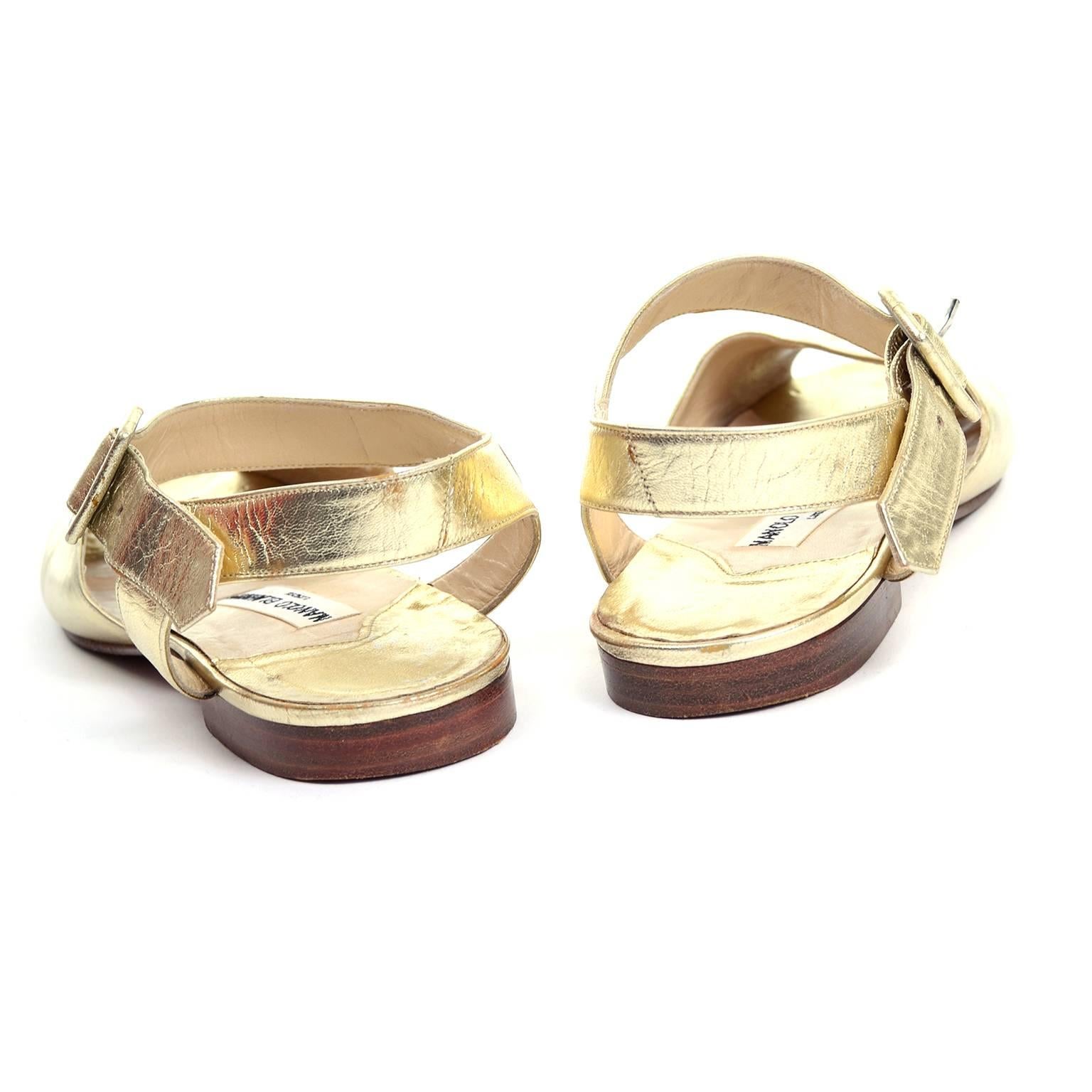 Manolo Blahnik London Shoes Gold Peep Toe Flats Sandals Size 38 In Excellent Condition In Portland, OR