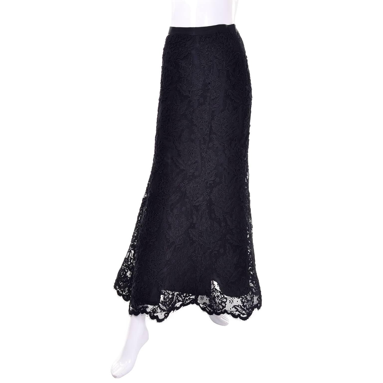 This is an incredible mermaid style fish tail  or trumpet vintage skirt from Oscar de la Renta!  The skirt is made of black guipure  lace, lined in black silk and has a side zipper.  The waistband is black silk satin and the skirt has a lovely