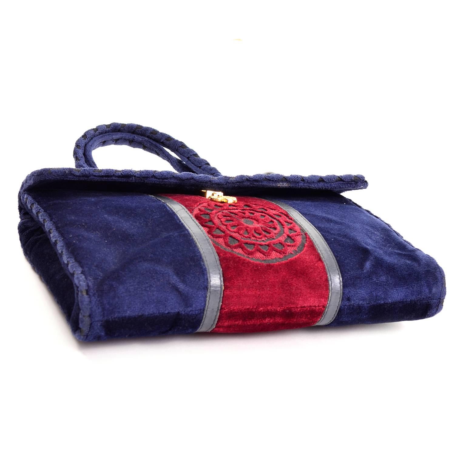 Diese Vintage L Righini Via Condotti Handtasche in blauem und rotem Samt ist perfekt für jede Herbst- oder Wintergarderobe!  Die Tasche wurde von L Righini Via Condotti 76 Roma hergestellt. Es wird berichtet, dass Roberta di Camerino sich von