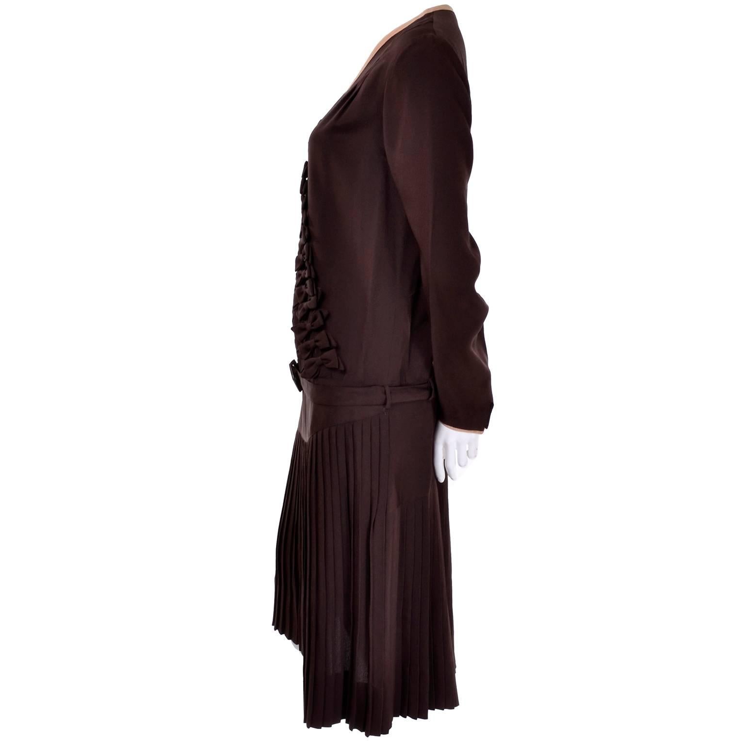 1920s Vintage Chocolate Brown Silk Peach Trimmed Dress W/ Fine  Pleating & Bows In Excellent Condition In Portland, OR