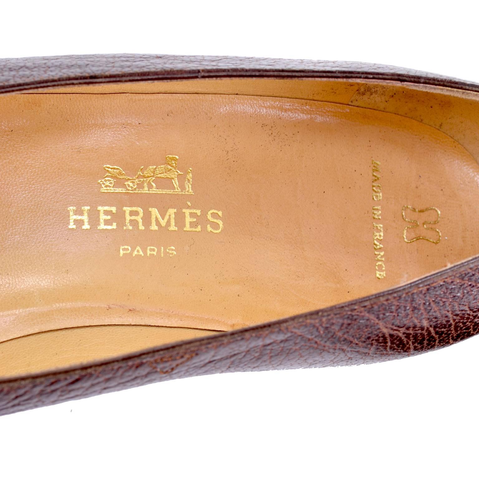1970s Hermes Vintage Pumps Brown Leather Shoes in Size 39 In Excellent Condition In Portland, OR