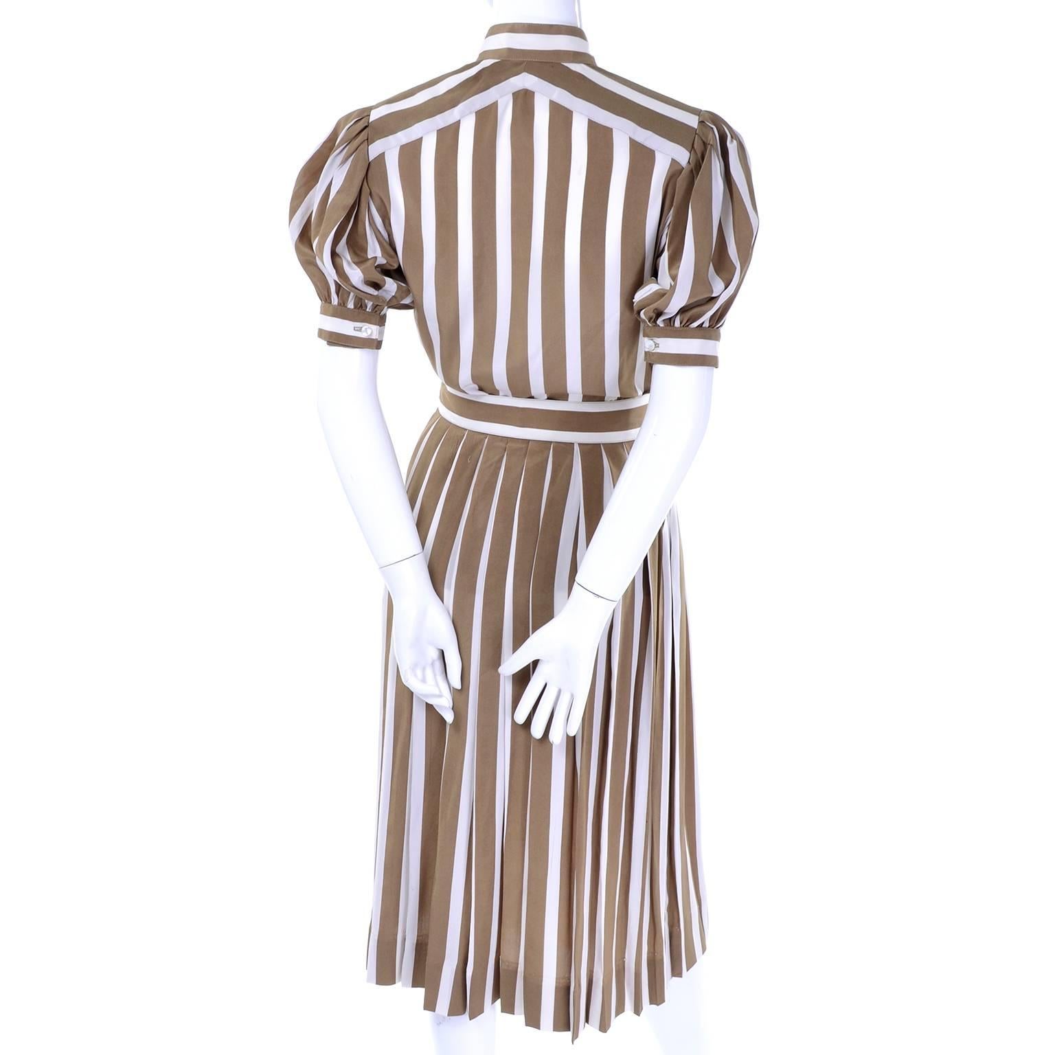 Albert Nipon Gestreifte Seide Vintage 2 Teile. Kleid mit Schleife Damen im Angebot