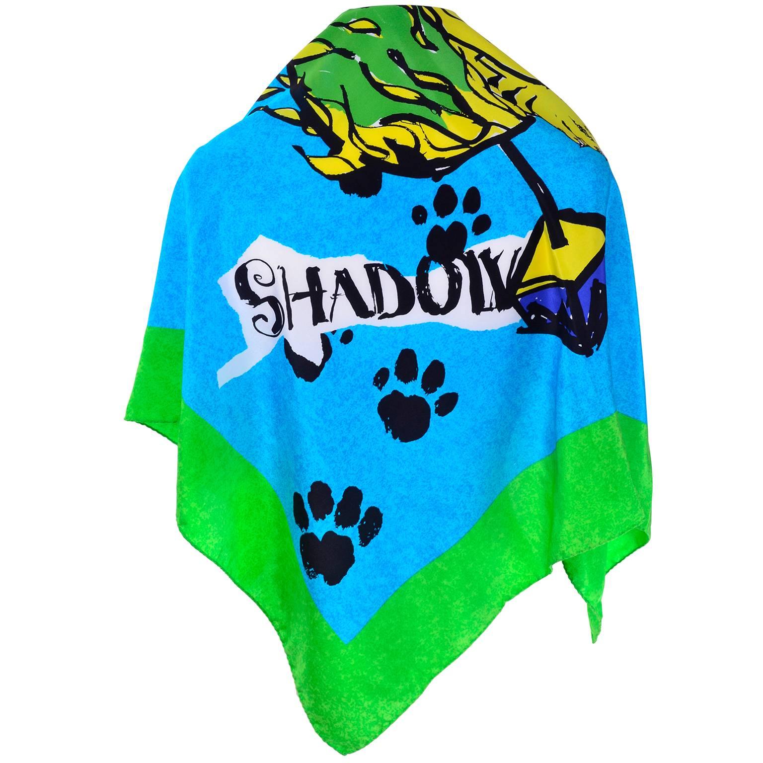 Ce fabuleux foulard vintage des années 1980 d'Escada est en soie chinée bleue et verte avec les mots Tiger, Munich et Shadow et des images de tigres et d'empreintes de tigres. L'écharpe mesure 35