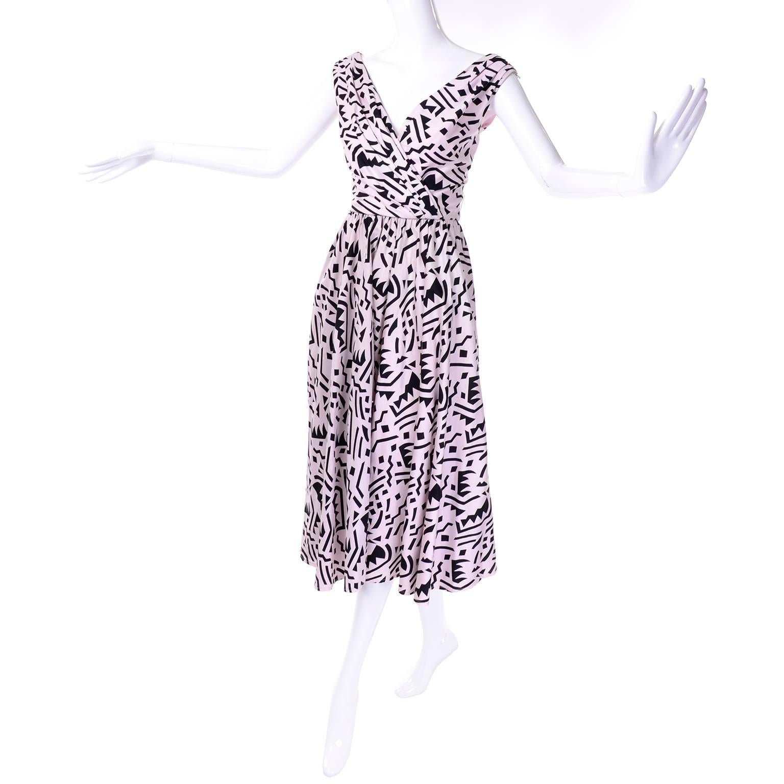 This vintage Lillie Rubin pink and black abstract print cotton dress is such a great piece to add to your wardrobe! This great 1980's dress has softly pleated bodice with a v neck and a v back with a tie in the back across the shoulders.  The dress