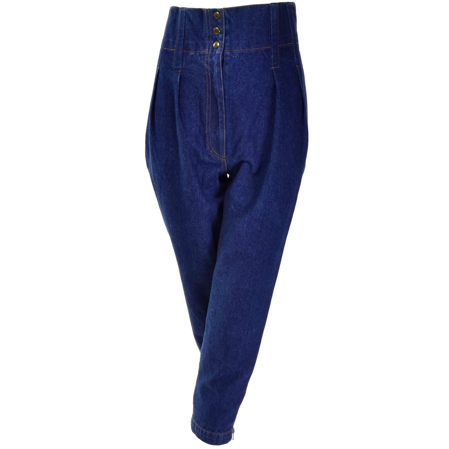 These fabulous cropped jeans were designed by Azzedine Alaïa in the 1980s. The pants have double pleats on each side in the front, and they are high waisted with great zippers on the sides from the bottom of the waist to the hips and at the bottom