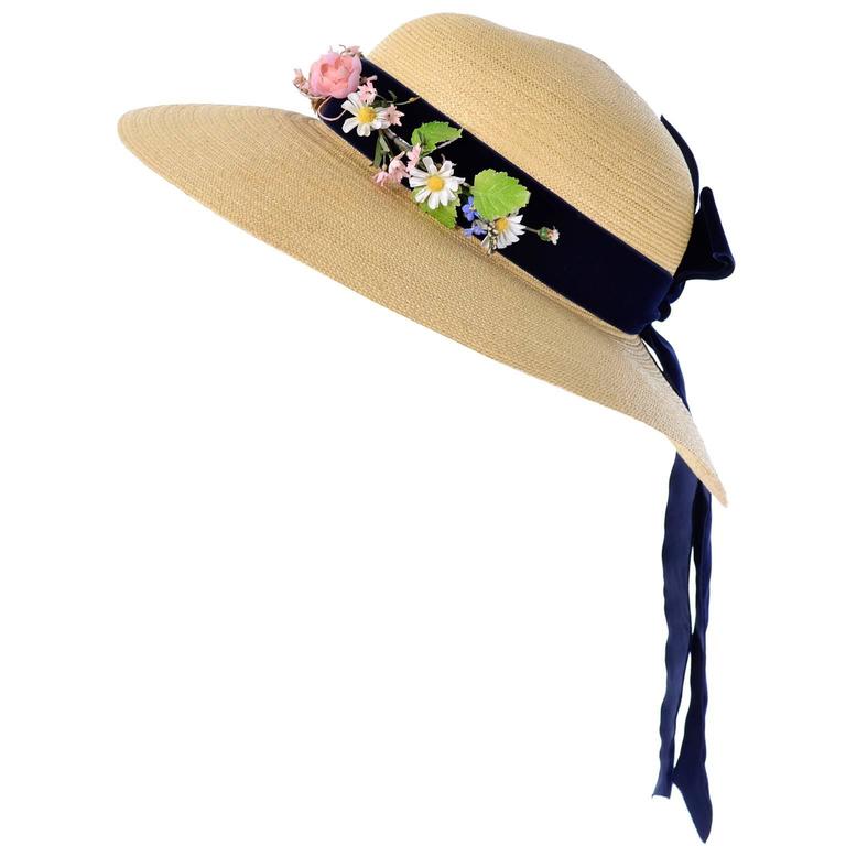 Chapeau de paille vintage des années 1950 de l'importateur I Magnin and Co  avec ruban en velours et fleurs - En vente sur 1stDibs