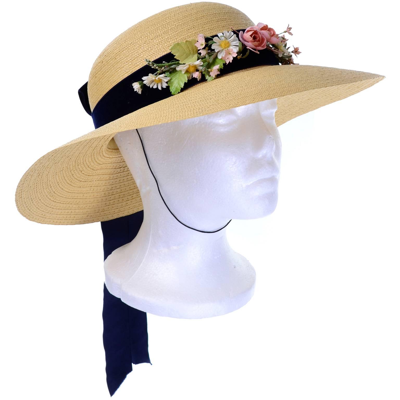Beige Chapeau de paille vintage des années 1950 de l'importateur I Magnin & Co avec ruban en velours et fleurs en vente