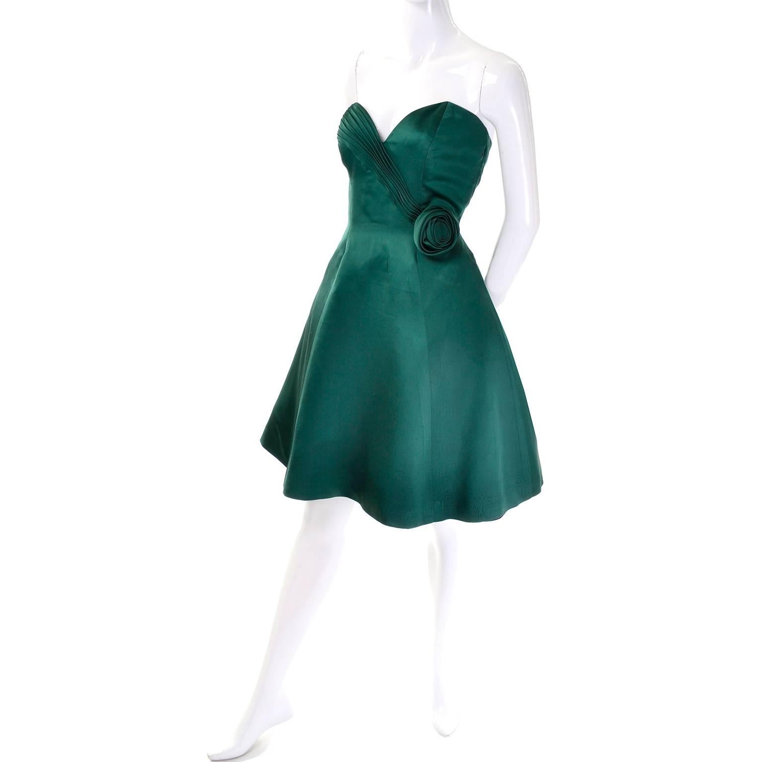 Dieses grüne Vintage-Abendkleid wurde von Vicky Tiel entworfen und in den 1980er Jahren bei Bergdorf Goodman gekauft.  Das Kleid ist trägerlos und hat ein hübsches plissiertes, herzförmiges Mieder, eine Rosetten-