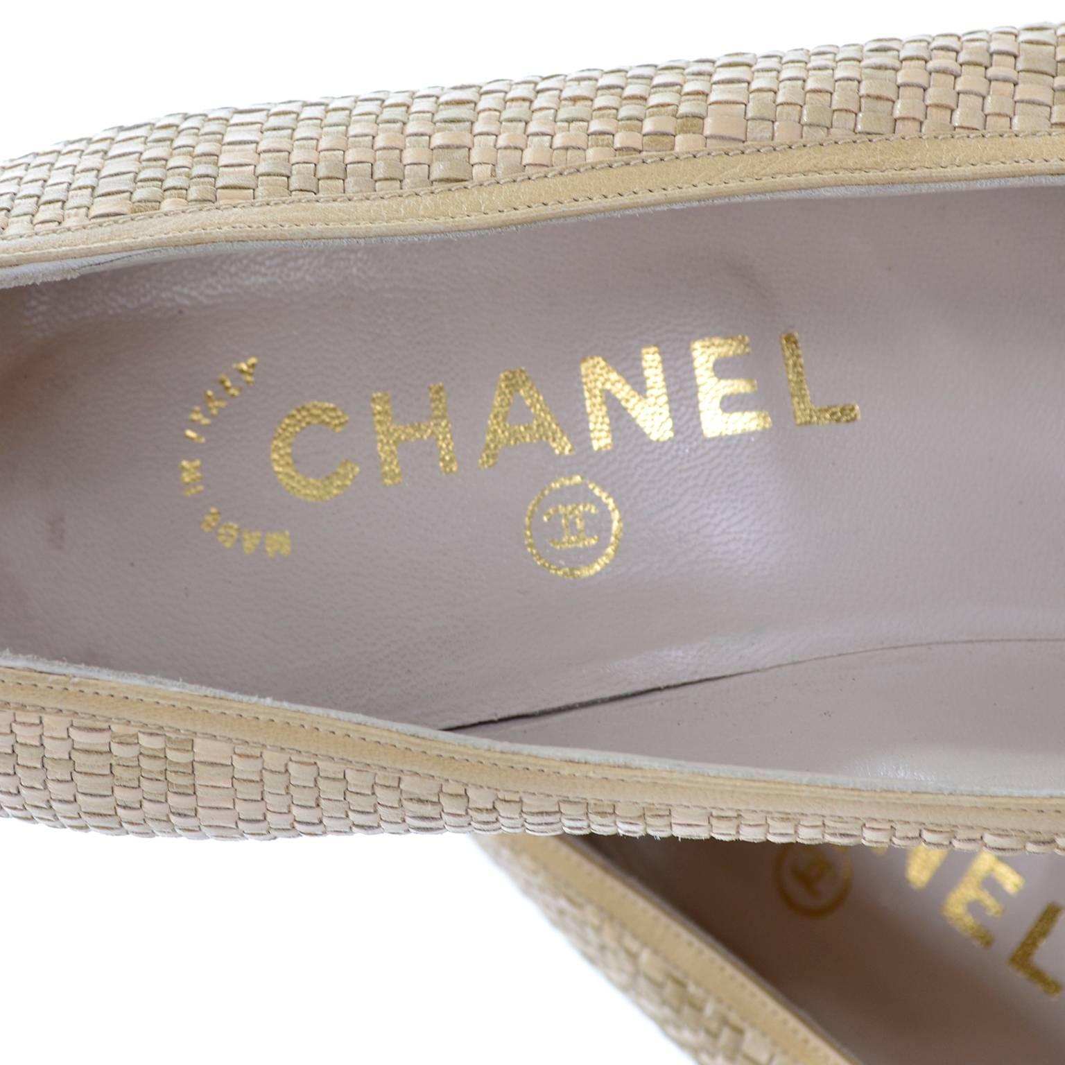 Chanel Vintage Pumps Woven Shoes With Tan Leather Trim in Size 8.5 In Good Condition For Sale In Portland, OR