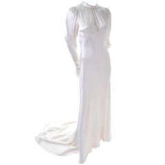 1930er Jahre Vintage Elfenbein Seide Satin Hochzeitskleid mit Schleppe und hohem Ausschnitt
