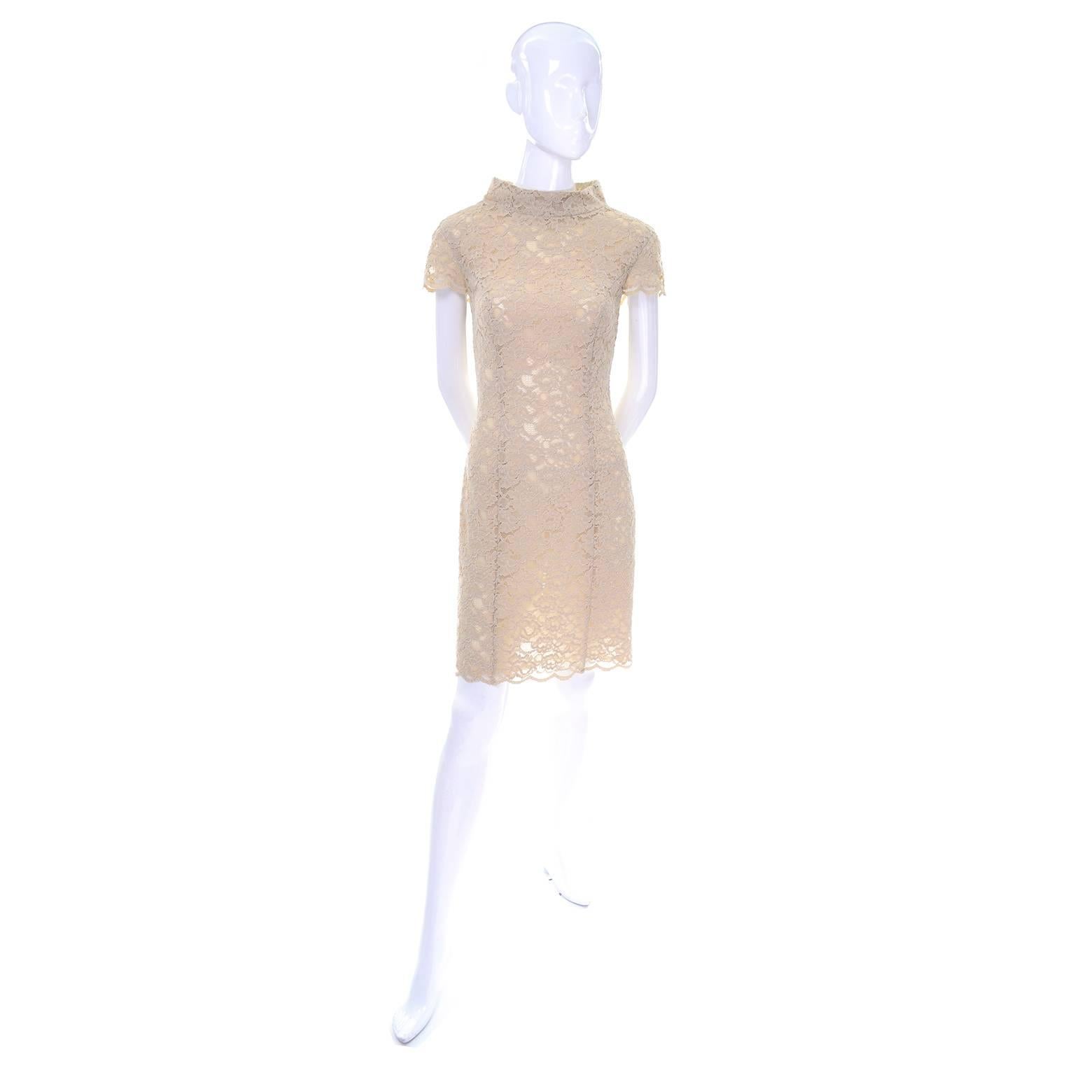 Beige Robe vintage Moschino en dentelle sable crème à manches courtes et col en T, taille US 6  en vente