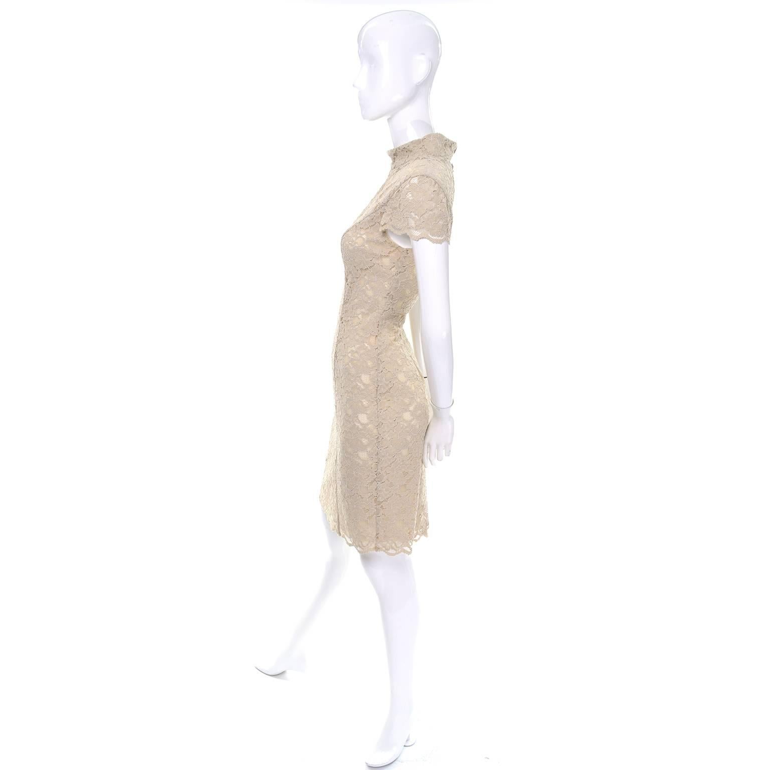 C'est une jolie robe Moschino vintage des années 1990, pas cher et chic, en dentelle florale, doublée dans le corps, avec des manches bouchons transparentes. Les bords sont festonnés et la robe se ferme à l'aide d'une fermeture éclair dans le dos et