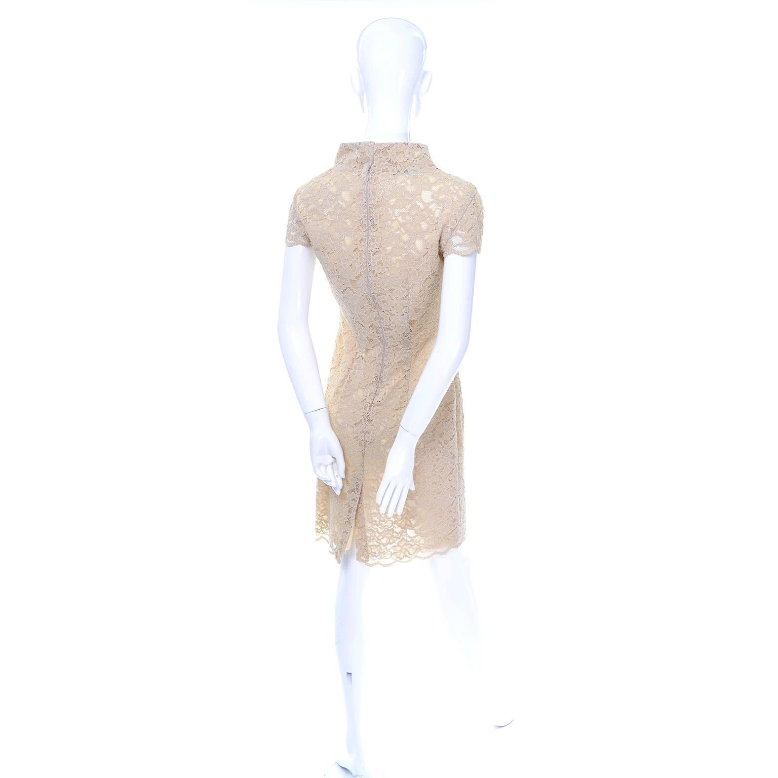 Robe vintage Moschino en dentelle sable crème à manches courtes et col en T, taille US 6  Pour femmes en vente