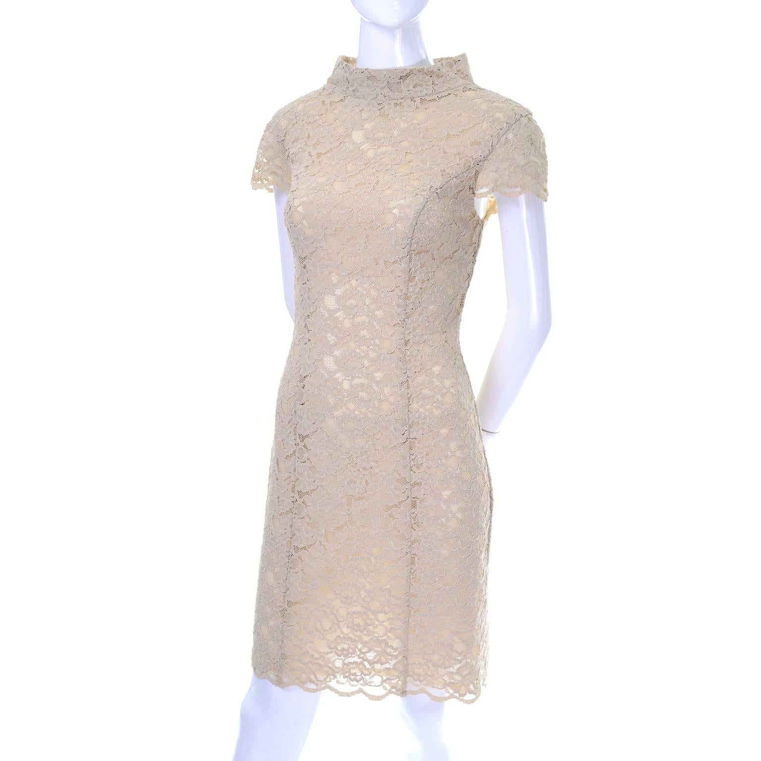 Moschino Creme Sand Spitze Kurzarm Mock T Hals Vintage Kleid US Größe 6  im Zustand „Hervorragend“ im Angebot in Portland, OR