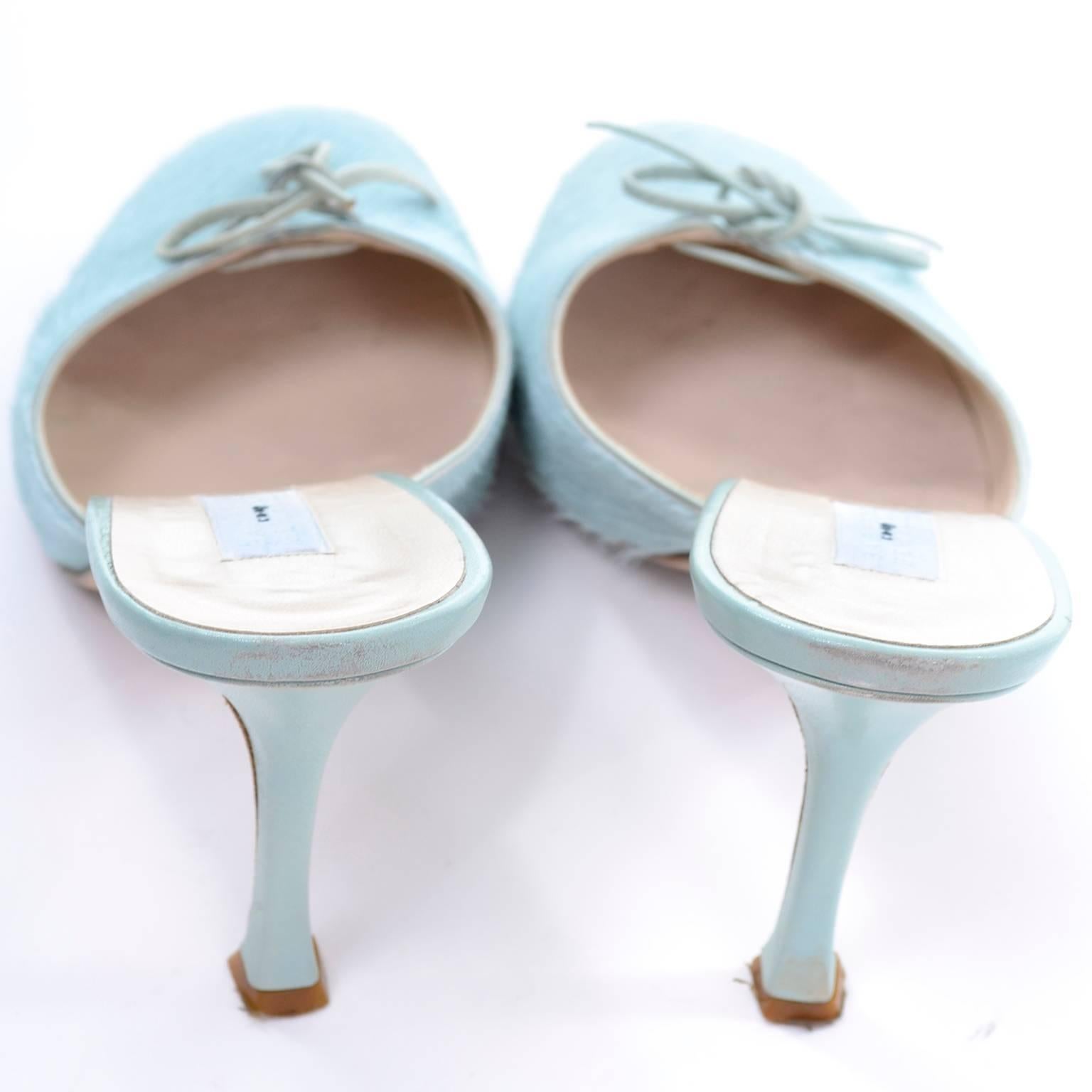 Barneys - Mules en fausse fourrure pelucheuse bleue avec nœuds et des talons de 9,5 cm en taille 37  Pour femmes en vente